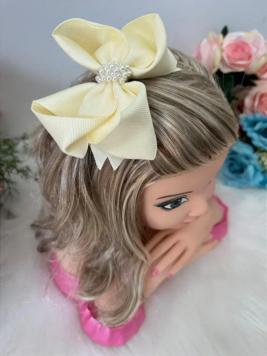 Laço perolas maria eduarda amarelo claro