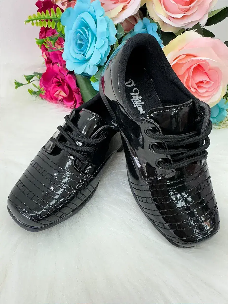 Sapato social preto verniz detalhes